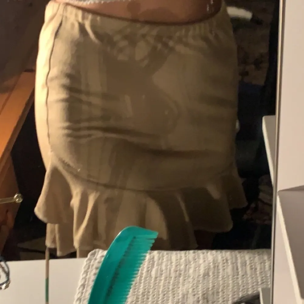 Super fin kjol som jag har själv har sytt i skolan. Går inte att se färgen så bra men lite brun/beige aktig. Passar mig som vanligtvis har st Xs/S. Kjolar.