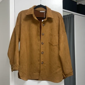 Läder jacka - FRANSA - Brun läder jacka från Fransa i storlek XL. Den är jättefin och går att stylea på många olika sätt (10/10 med bälte😍). Den är helt ny och har etikett på sig, som ni ser är den 699kr men säljer den för 149kr då jag inte kan använda den🥲