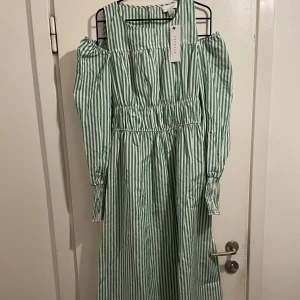 Oanvänd - Midiklänning topshop  - Flera och hela bilder finns Skön klänning i bomull  Grön vit randigt