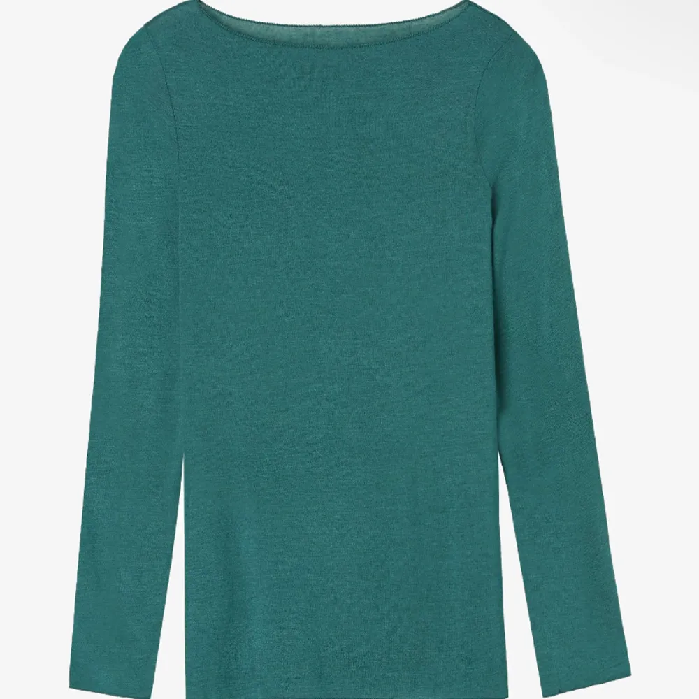 Säljer min fina gröna intimissi tröja strl S , den är slutsåld överallt och könner inte att den kommer till andvendning för mer bilder skriv görna. Tröjor & Koftor.