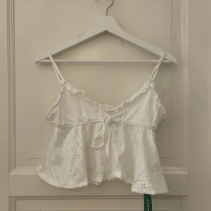 linne - supergulligt linne i M, tyvärr litet för mig. skulle säga att denna passar en storlek S då de är väldigt lika i storleken.