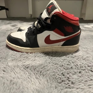 jordans  - Ett par jordan 1 gym red, säljer billigt pga skicket. (pris kan diskuteras vid snabb affär) 