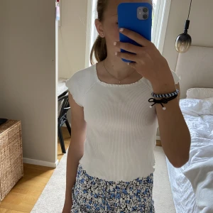 Superfin Lindex t-shirt - Nu säljer jag min superfina vita ribbade t-shirt från Lindex i storlek 146-152!💕💗