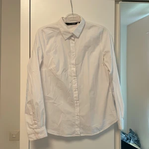 Vit skjorta - unisex - Vit skjorta, passar både för kvinna och man. Köpt från KappAhl och använd ett fåtal gånger. Helt ny i skick. 