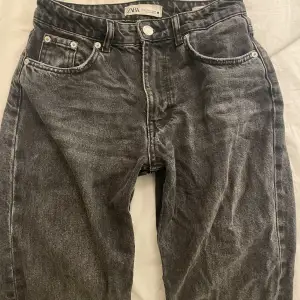 Mid waist raka jeans från zara i mörkgrått i bra skick💗