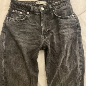 Zara jeans - Mid waist raka jeans från zara i mörkgrått i bra skick💗