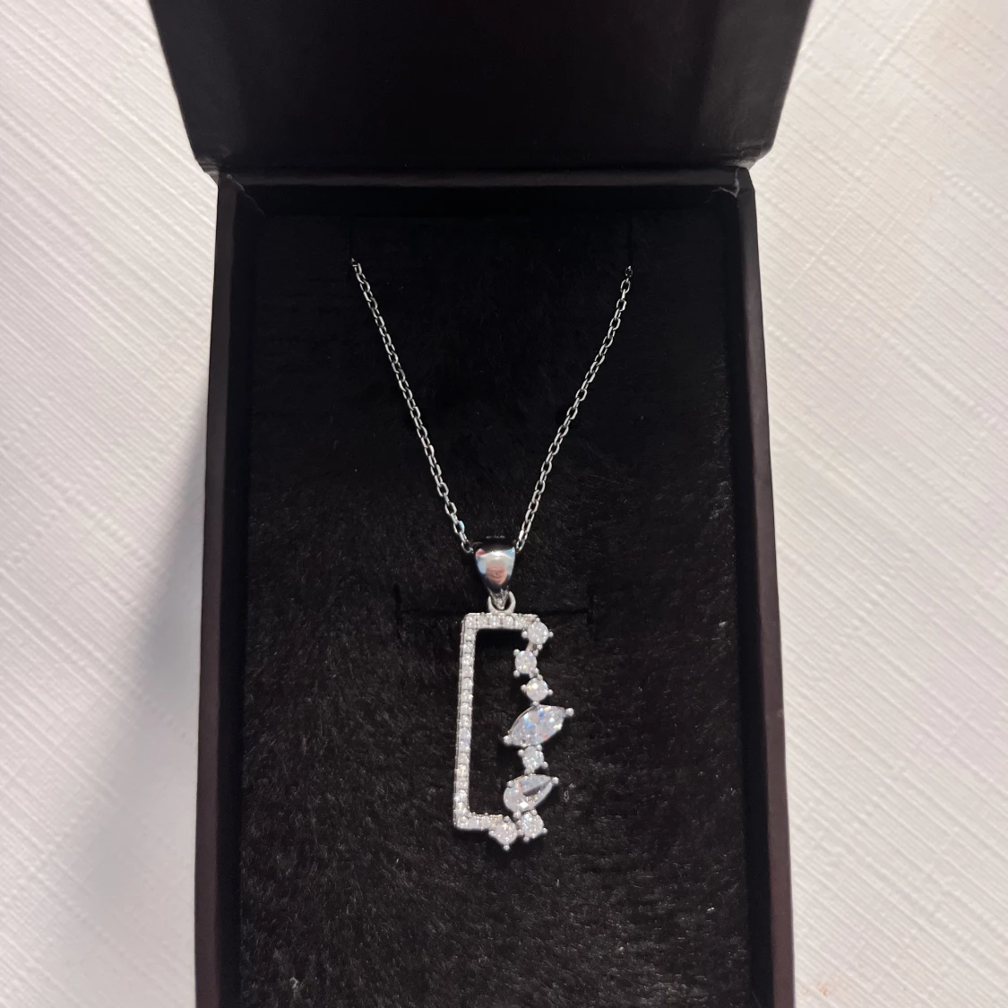 Ett aldrig använt elegant halsband i sterling silver 925🤍