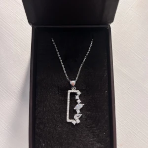 Ett aldrig använt elegant halsband i sterling silver 925🤍 - Jätteelegant och fint halsband i äkta sterling silver 925🫶🏼 Halsbandet är helt nytt och är en perfekt present till någon nära eller kanske för att unna sig själv🌸💗