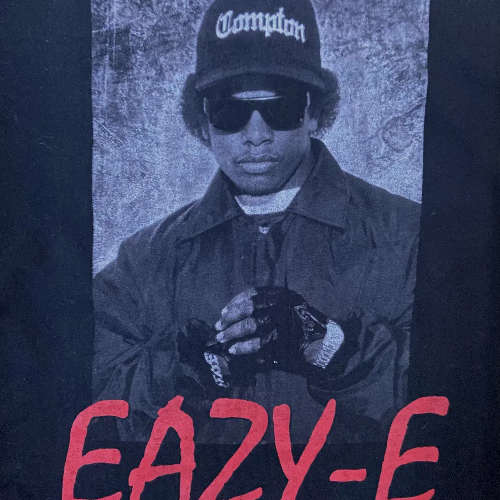 Snygg Eazy E tröja i svart i storlek S som jag säljer eftersom den är lite för lång för mig så jag aldrig använder den. Den är bara testad så helt i nyskick.. T-paidat.