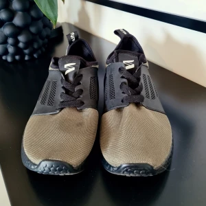 Olivgröna sneakers - Gott skick.