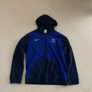 Psg hoodie - Fet psg hoodie. Säljer för den är för liten. Strl 158-170 men passar även S. Hör av er vid frågor 