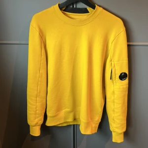 CP Company Sweathirt  - Säljer min CP Company sweatshirt  Använd få tal gånger  Skick 9/10