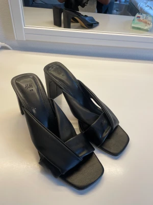 Klackskor  - Svarta klackskor från H&M, endast använda 1 gång. Ny skick. Bekväma. Klackhöjd ca 9cm 
