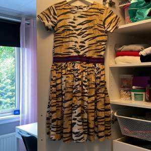 En super cool tiger mönstrad klänning i storlek 158/164. Fint skick då jag bara andvänt den 2 gånger.