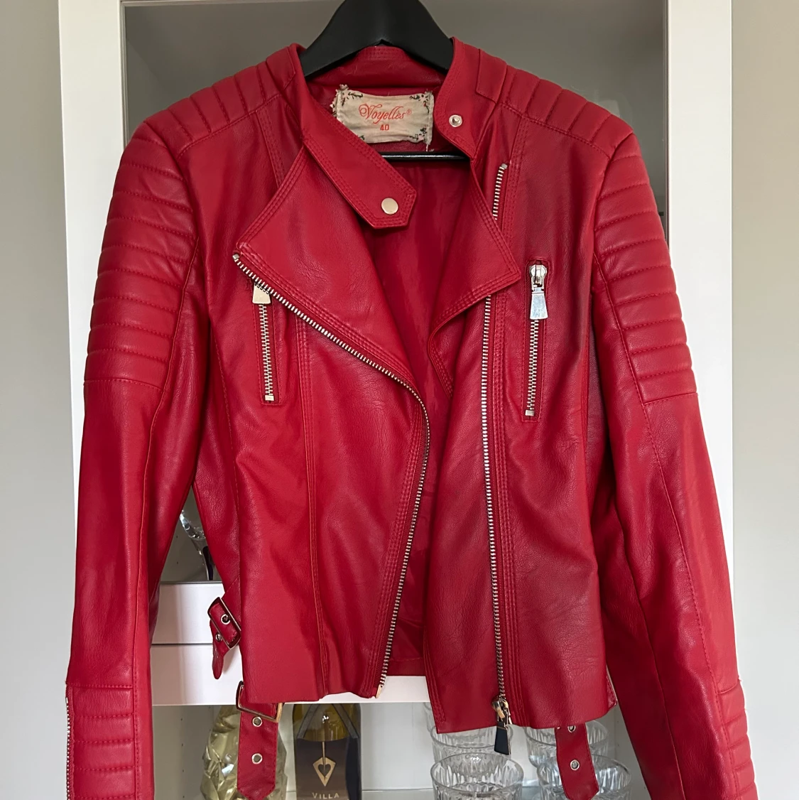 Röd skinnjacka