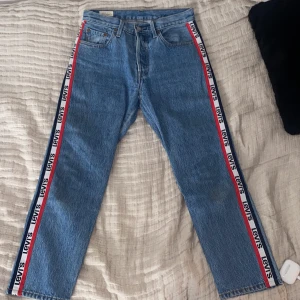 Levis 501 - Nu är det tyvärr dags att sälja mina gamla 501or som legat orörda alldeles för länge :( De är knappt använda utan några defekter!