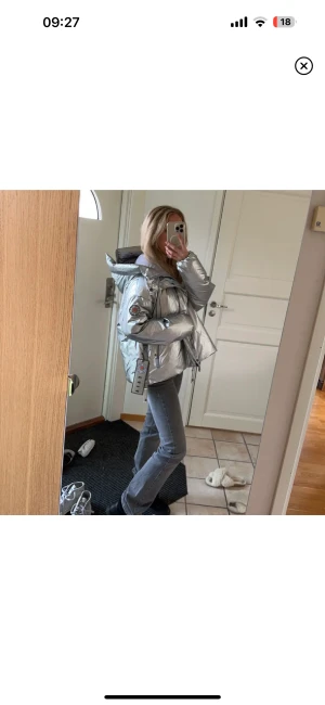 Dunjacka feån caya silver - Säljer denna dunjackan från caya i silver!❤️ ny med lapparna kvar! Köpt för 6000kr ❤️ har även en i ljusblå