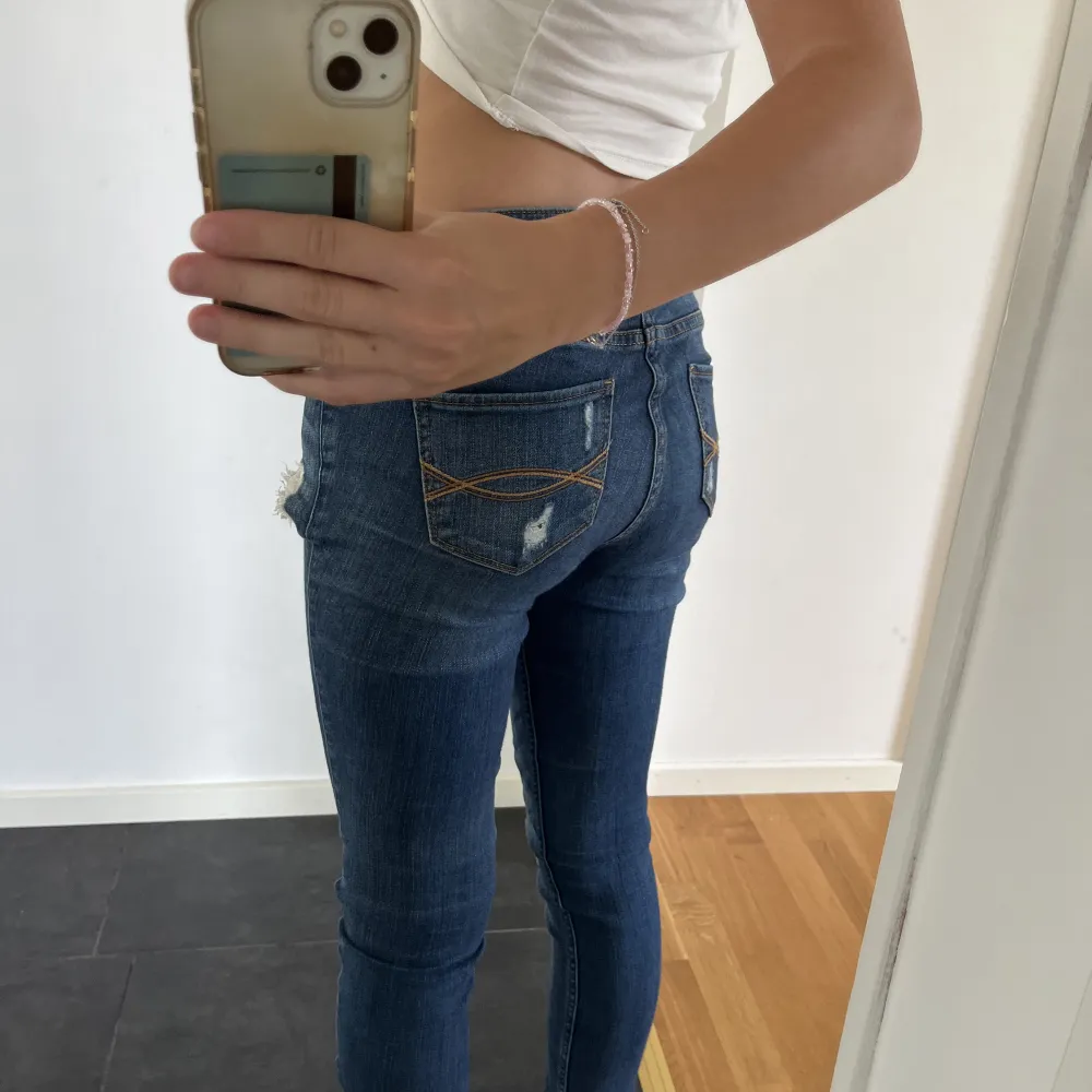 Blå snygga jeans, storleken passar även mig som är xs, så xs funkar lika bra! . Jeans & Byxor.