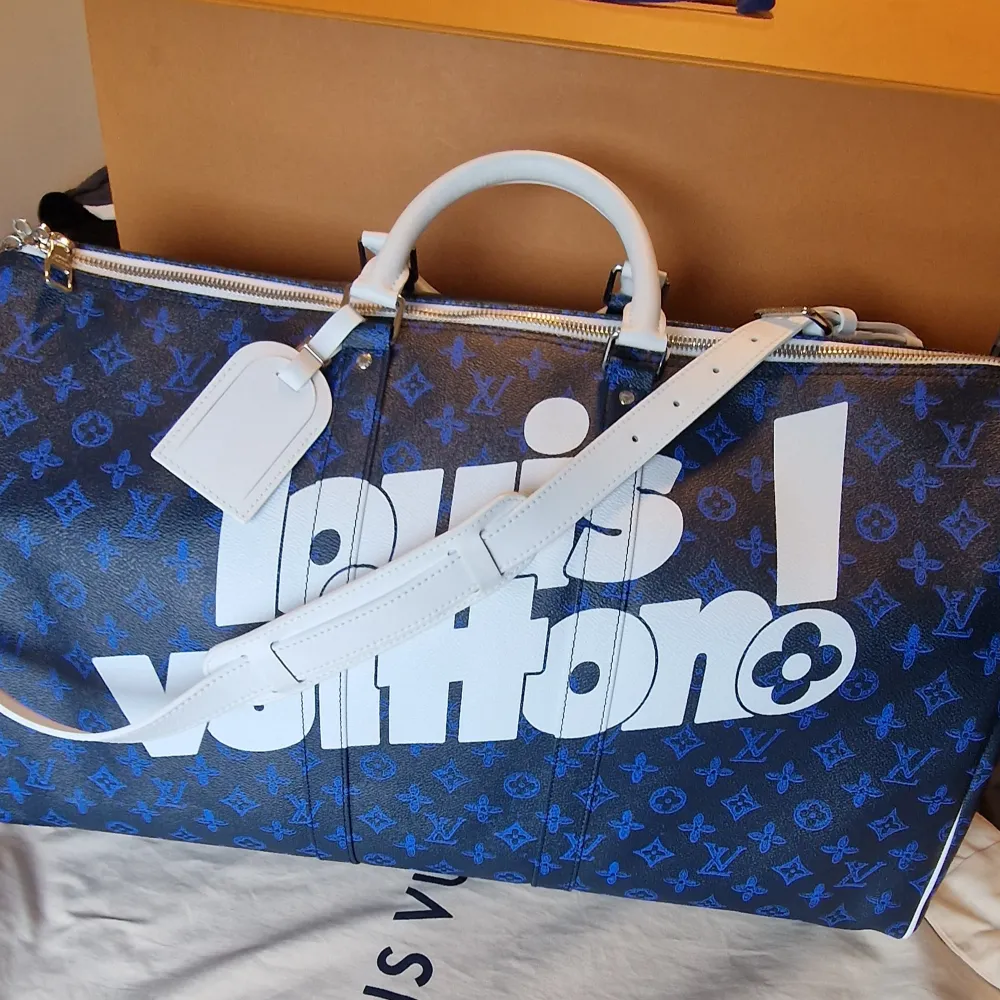 Louis Vuitton keepall 55 blue Monogram Virgil Abloh. Condition : New, aldrig använd. Limited Edition, Från LV köpenhamn och Kvitto finns. Pris 30000 kommer med låda, dustbag och Authentication certificate. Skicka helst inte. . Väskor.