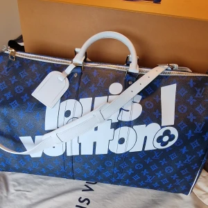 Louis vuitton keepall 55 - Louis Vuitton keepall 55 blue Monogram Virgil Abloh. Condition : New, aldrig använd. Limited Edition, Från LV köpenhamn och Kvitto finns. Pris 30000 kommer med låda, dustbag och Authentication certificate. Skicka helst inte. 
