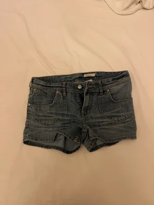 Fina lågmidjade shorts - Säljer/byter jätte fina low waist shorts😽 passar mig som är 24/26 i strl ❤️