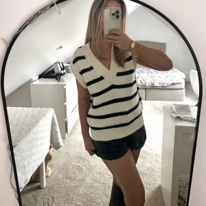 Randig väst zara  - Jätte snygg randig ”väst” från Zara🤩🤩🙌🏼 Köpt för ca 2 år sen men aldrig använt så lappen sitter kvar. Helt slutsåld!! Originalpris-359kr. Billigare frakt på köp nu!