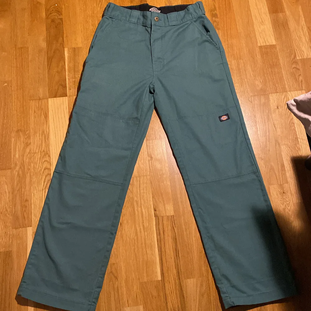 This is a dickies jeens, in good condition has extra details such as hidden pockets and good graphic designs and has a relaxed baggy fit to it. Jeans & Byxor.