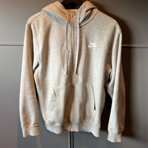 Nike hoodie - Grå Nike hoodie som inte kommer till användning längre  Skick 8/10