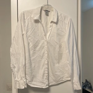 Skjorta - H&M - Vit skjorta från H&M i storlek 42. Den är mycket bra i skick. 