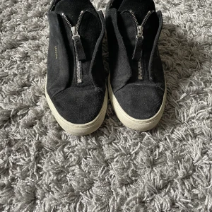 Arigato Skor Zip  - Hej, säljer mina Arigato zip skor i strl 45. Skorna är i använt skick och därav säljs dom för 399kr. Höger skon har en liten defekt som syns på bild 3. 