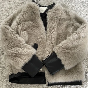 Pälsjacka - Säljer då den inte används längre. Kontakta gärna om du har nån fråga💗