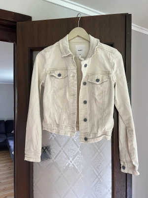 Jeans jacka använd 1 gång - Fin jeans jacka i storlek 36, använd en gång. Nypris 700kr, säljes för 200kr