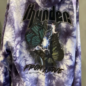 Hoodie - Köpt på asos, märke collusion! Det är unisex🩵 coolt tryck på ryggen. Storleken är xs men för mig som brukar ha xs skulle jag säga mer åt s/m.