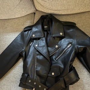 Skinnjacka  - Jättesnygg skinnjacka i nytt skick, aldrig använd! Strlk S men passar även M. Pris kan diskuteras!