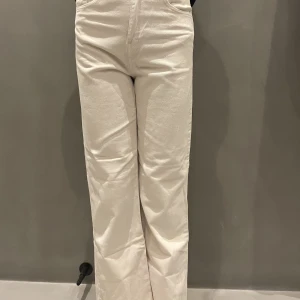 Jeans - Straight jeans som sitter någon cm under naveln! Lite för korta för min syrra som är 166!🩵 det är resår inuti vilket gör att du kan justera hur de sitter upptill!