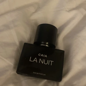 Parfym  - Säljer denna Caia parfym ”La Nuit” inte använd, helt som ny! 