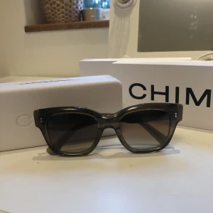 Chimi solglasögon  - Hej! Jag säljer ett par jättefina olivgröna chimis i 07 som bara har används en gång💗de har inga repor och är i superbra skick! Säljer de pga. de inte kommer till användning💗