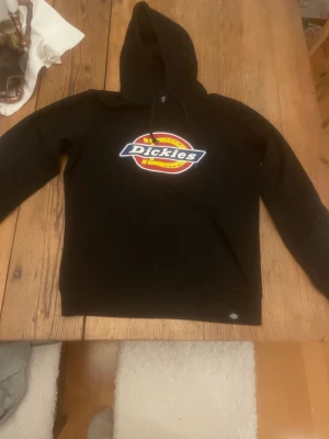 Hoodies - De är storlek smal på alla hoodies Dickes 400 Aplha industries 350 Lyle scott 350