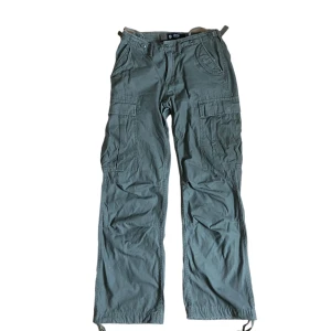 Brandit cargo pants ladies M - Använda men i fint skick, har tagit av banden på sidorna som var på från början (se första vild) men har kvar dom så man kan få med dom