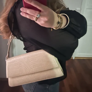 Väska - Fin beige handväska från Monki🥰Nyskick. Pris kan absolut diskuteras. Använd inte Köp nu knappen😘