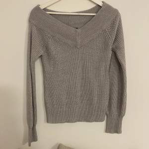 En grå, stickad tröja från Ginatricot
