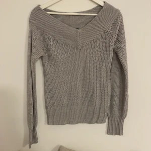 Stickad tröja - En grå, stickad tröja från Ginatricot