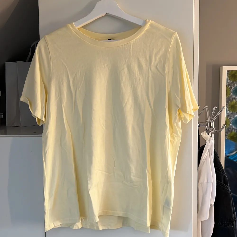 T-shirt från ginatricot i en superfin gul färg. Storlek L🩷. T-shirts.