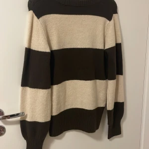 Ichi stickad tröja - Köpte den här tröjan för några månader sedan från märket ichi. Super fin och skön tröja.