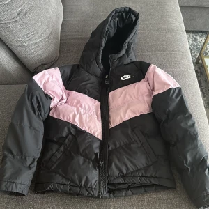 Nike jacka  - Nike jacka i mycket bra skick! Storlek 145 .  Pris kan diskuteras.  