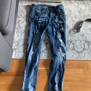 Dsquared2 jeans inte äkta fina inte så slitna 