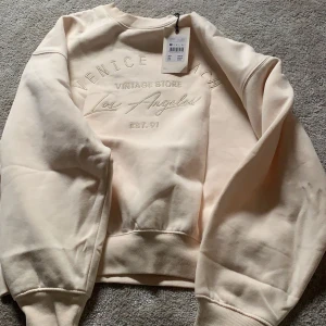 Sweatshirt från bikbok  - En jätte fin tröja från bikbok. Helt ny med prislappen kvar. Ny pris 299-:  Pris kan diskuteras 