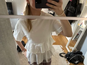 T-shirt - Säljer denna gulliga t-shirt köpt från secondhand men kommer från hm💕