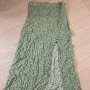 maxi kjol - En fin maxikjol med slit, blommigt mönster och strl 38 och passar jättebra för de som är mellan 150-165. Kan behöva strykas och är använd ett par gånger💞💞