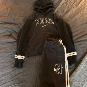 Nike tracksuit - Säljer en Nike tracksuit Storlek M på båda  Skriv vid funderingar